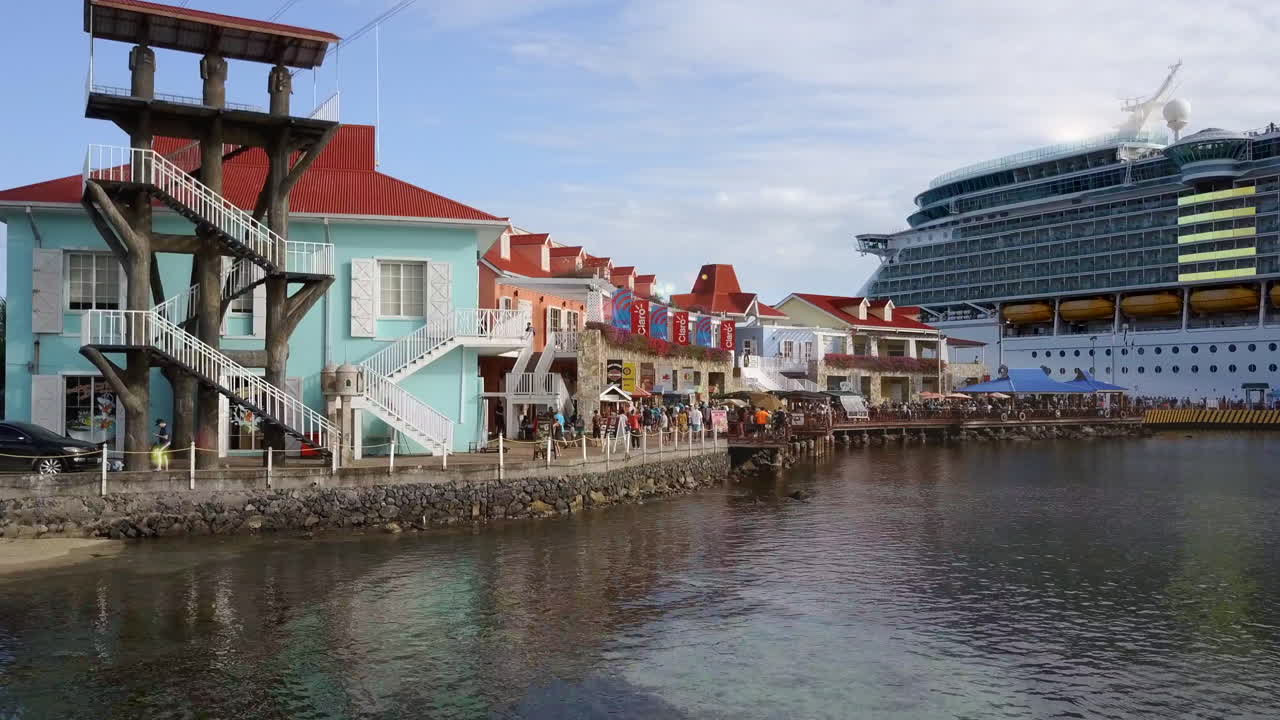 The following footage is taken from a drone along the docks of Roaton. This footage is 4k and has a beautiful lens flare from the sunrise behind the cruise ship.