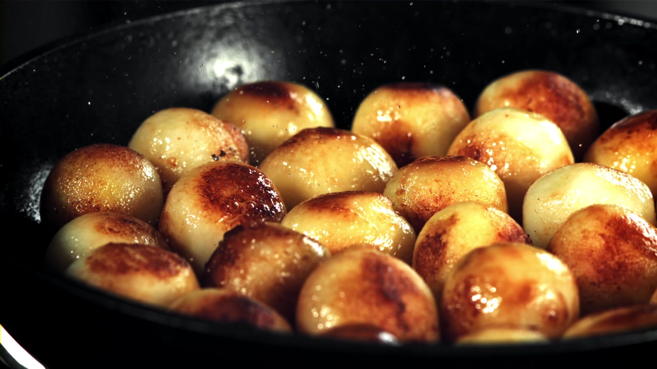 Cipolline perlate dorate che sfrigolano in padella