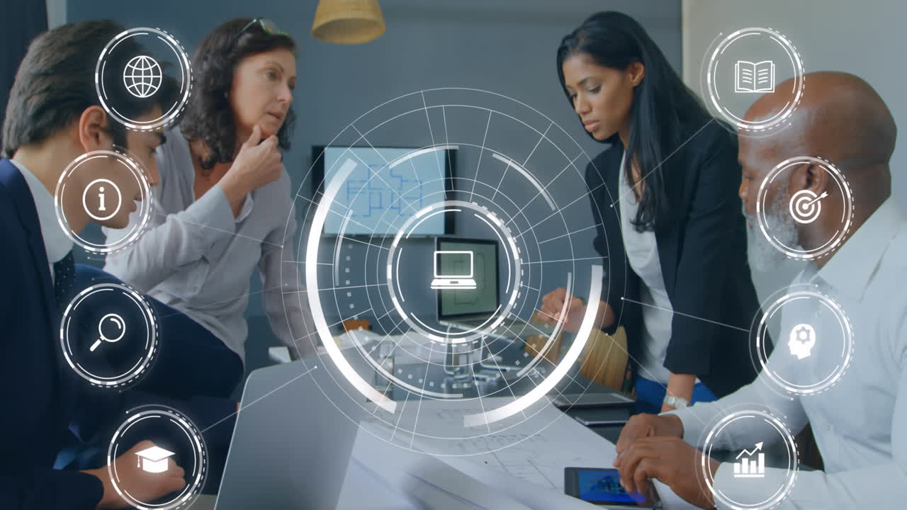 animación de múltiples iconos digitales contra diversos empresarios que discuten un plan en la oficina
