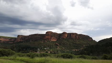 Moluti-sandsteinklippen-An-Der-Grenze-Von-Lesotho-In-Südafrika-Auf-Der-Camelroc-Travel-Guest-Farm,-Atemberaubender-Wolkenzeitraffer,-Erstaunlichste-Berge-Und-Grüne-Landschaftslandschaften