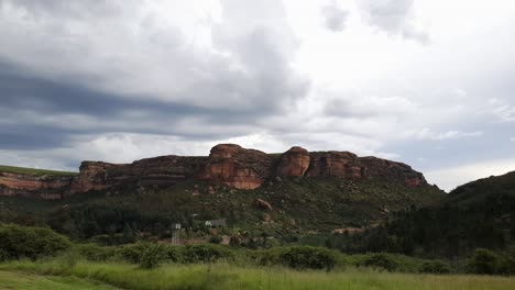 acantilados de arenisca moluti en la frontera de lesotho en sudáfrica en la granja de huéspedes camelroc travel, impresionante lapso de tiempo en la nube, las montañas más asombrosas y paisajes verdes