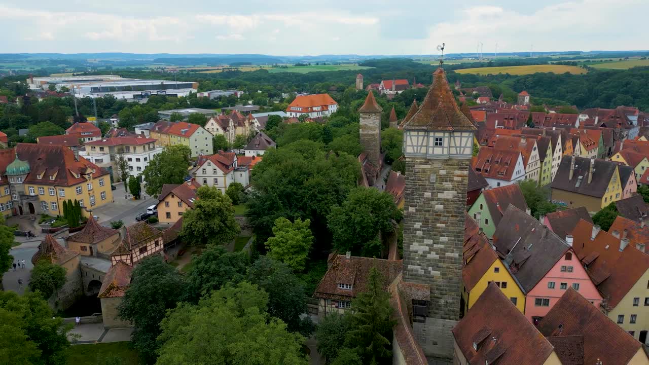 Video aereo con drone 4K della Torre Röderturm sulla città murata di Rothenburg ob der Tauber, Germania