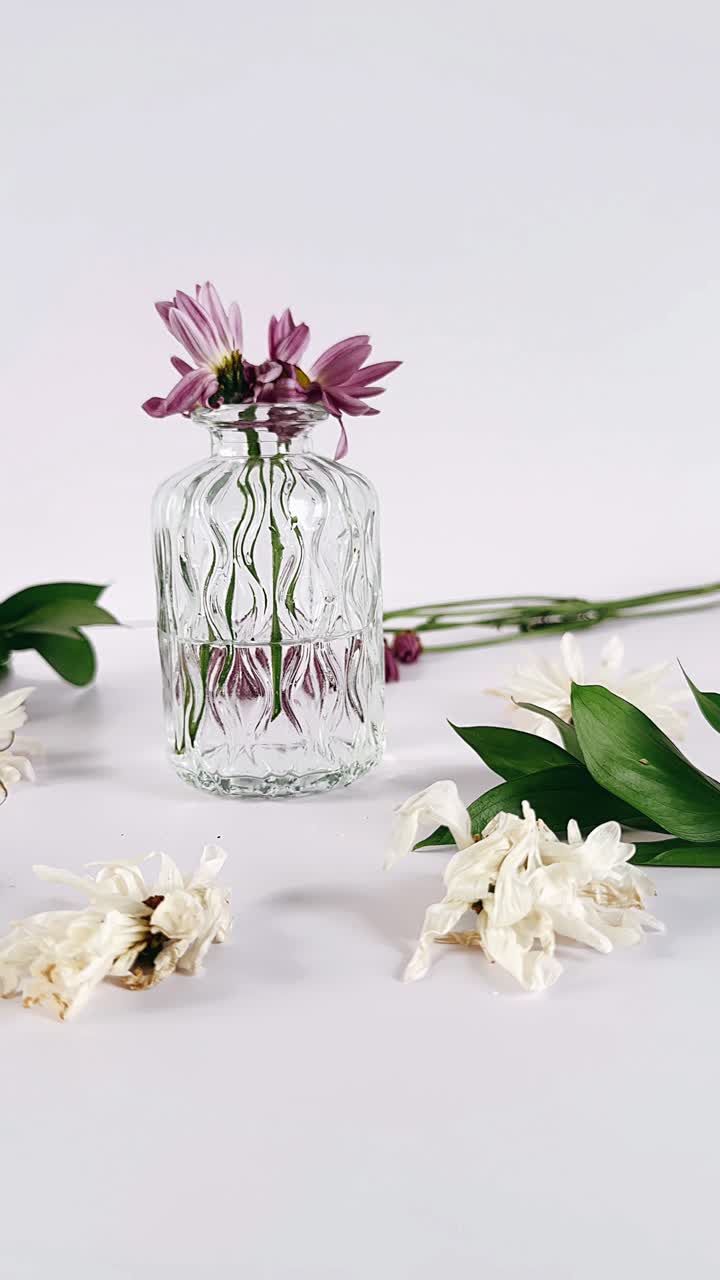 Composizione floreale natura morta in un vaso di vetro