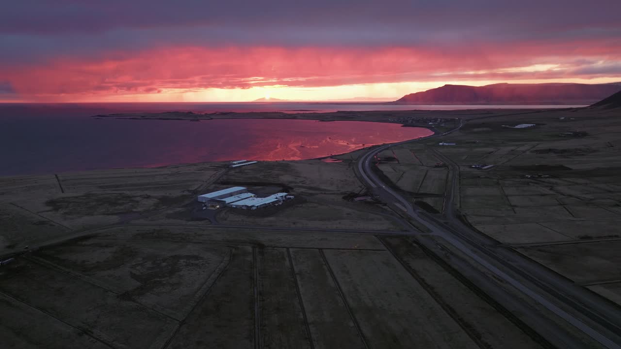 아이슬란드의 아크라네스 해안에서 숨막히는 일몰이 생생한 하늘과 평온한 물을 강조하여 조용하고 극적인 분위기를 만니다.