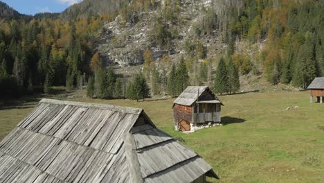 Historisches-Bergdorf-In-Den-Slowenischen-Alpen-An-Einem-Sonnigen-Tag,-Antenne