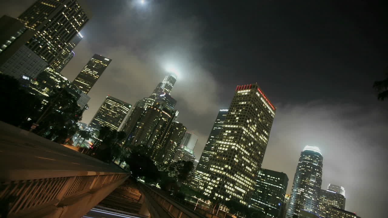 unidades de tráfico pesado en una autopista concurrida en una ciudad por la noche en el centro de los ángeles con niebla rodando