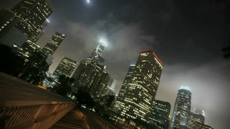 unidades de tráfico pesado en una autopista concurrida en una ciudad por la noche en el centro de los ángeles con niebla rodando