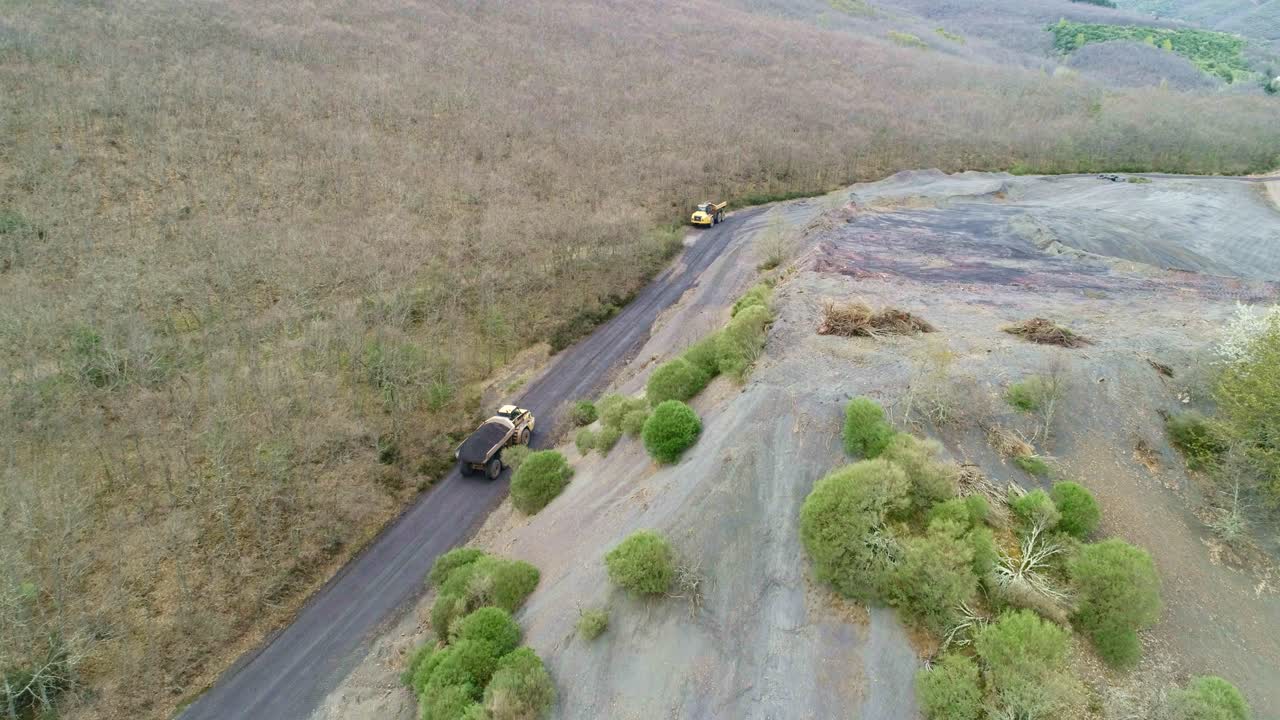 2 대형 트럭의 교차로, 하나는 으로 가득 차 있습니다.