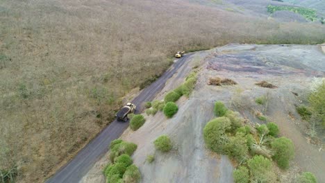 intersección de dos camiones pesados, uno cargado de tierra, vista aérea