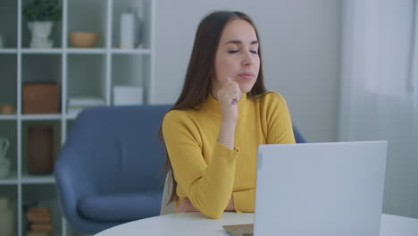 mujer india preocupada pensativa trabajando en una computadora portátil mirando hacia otro lado pensando resolviendo problemas en el hogar oficina mujer seria buscando inspiración tomar decisiones sentir falta de ideas vista de cerca