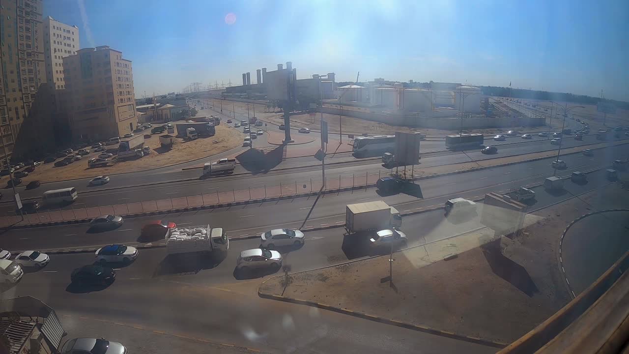 lapso de tiempo de una autopista en dubai en un día soleado, la grabación de video a través de una ventana de la habitación de la oficina, sin efecto de zoom en o zoom out