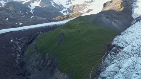 hermosa cordillera con glaciares de hielo en islandia, antena