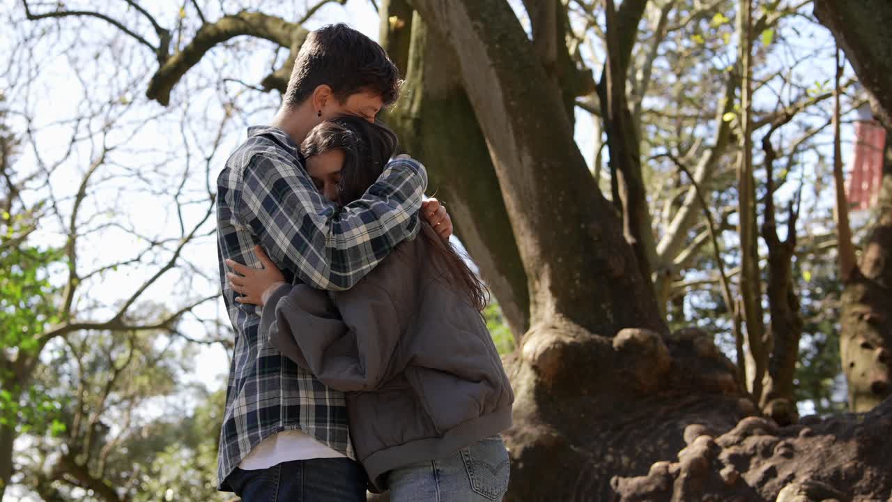 adolescentes abrazándose en un parque