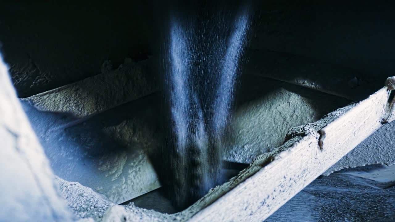 재료를 호퍼에 부어 넣는 것