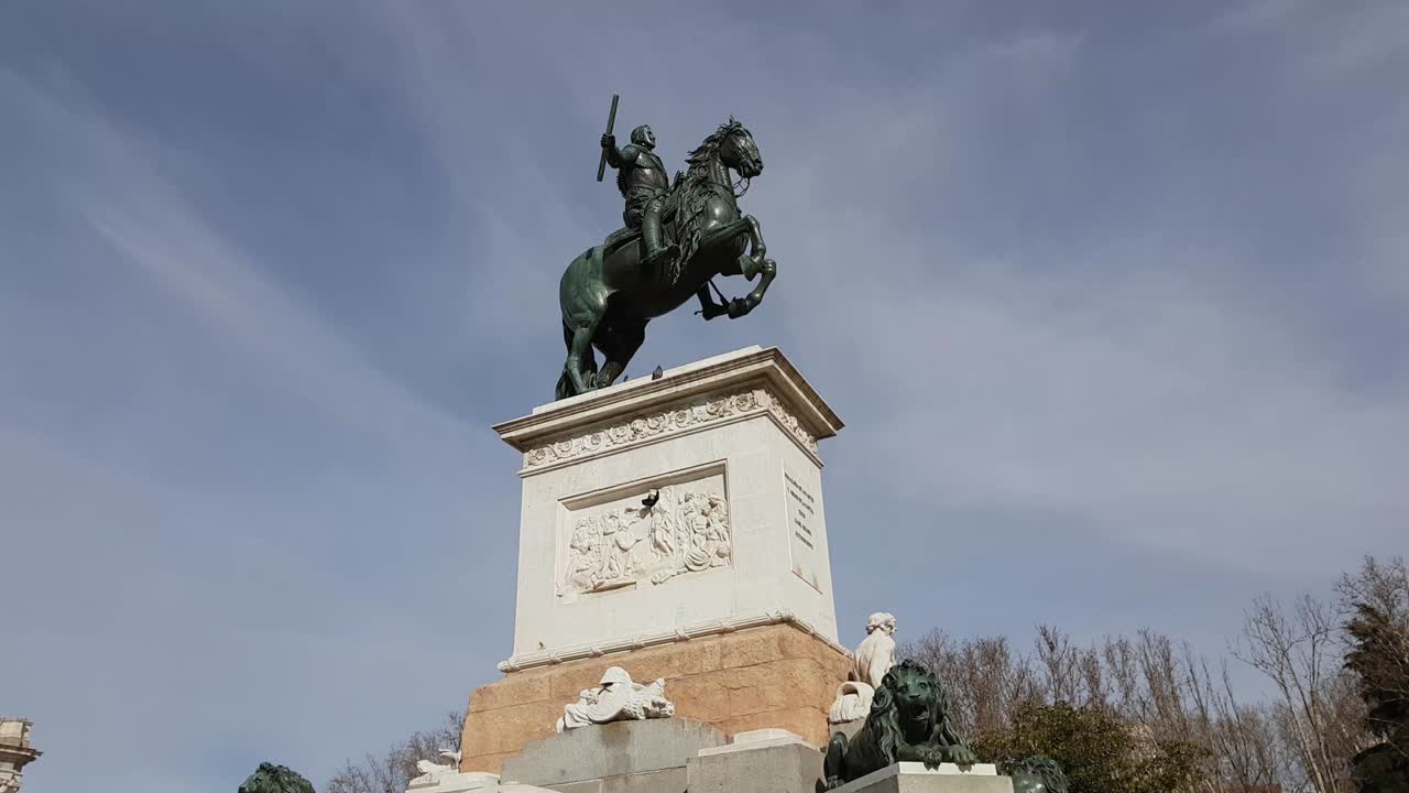 monumento a felipe iv en la plaza del oriente en madrid