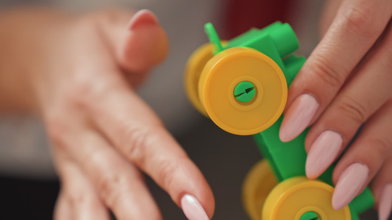 Mãe verifica o brinquedo. A mãe inspeciona cuidadosamente a segurança do brinquedo. A mãe examina meticulosamente as medidas de segurança da roda do brinquedo. Ela avalia minuciosamente a estabilidade e os recursos de segurança do brinquedo para crianças.