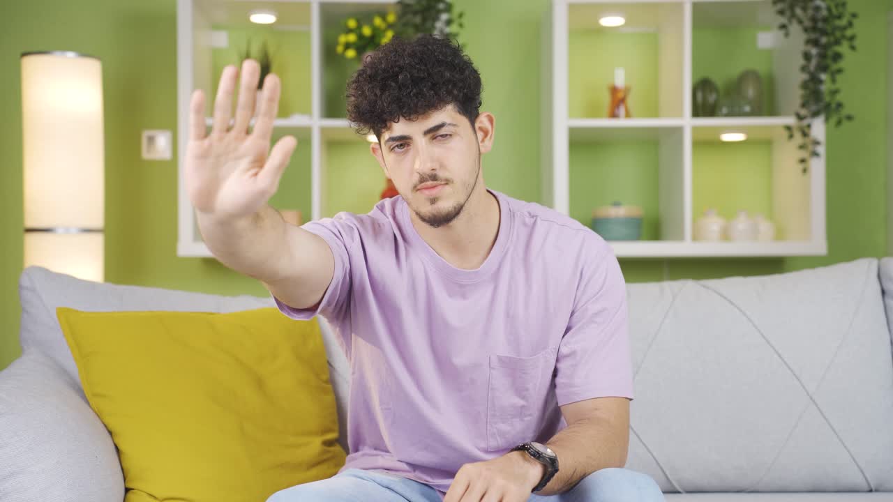 el joven dice para con su mano. movimiento negativo de la cabeza.