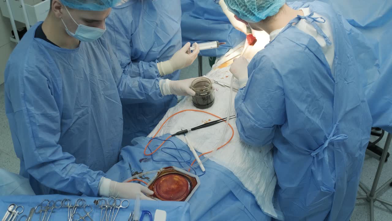 외과 수술실에서 수술팀의 지도하에 유방 증강