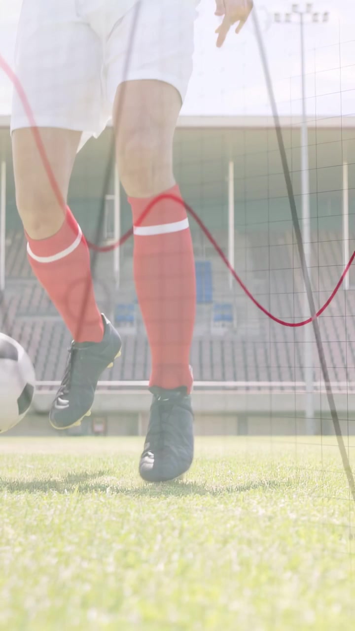 Video verticale: calciatore che spinge il pallone con il piede destro, dribbla mentre delle onde lo attraversano, in preparazione.