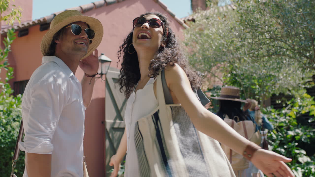 pareja de viajeros llegando a la villa del hotel con amigos mirando una hermosa casa de campo emocionados por las vacaciones turistas disfrutando de las vacaciones de verano juntos 4k metraje