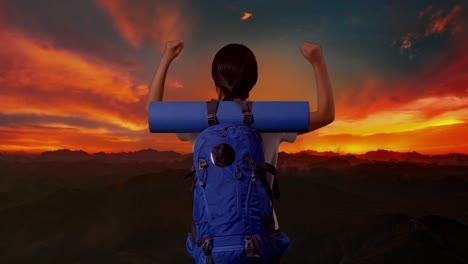 mujer disfrutando de la puesta de sol desde la cima de una montaña