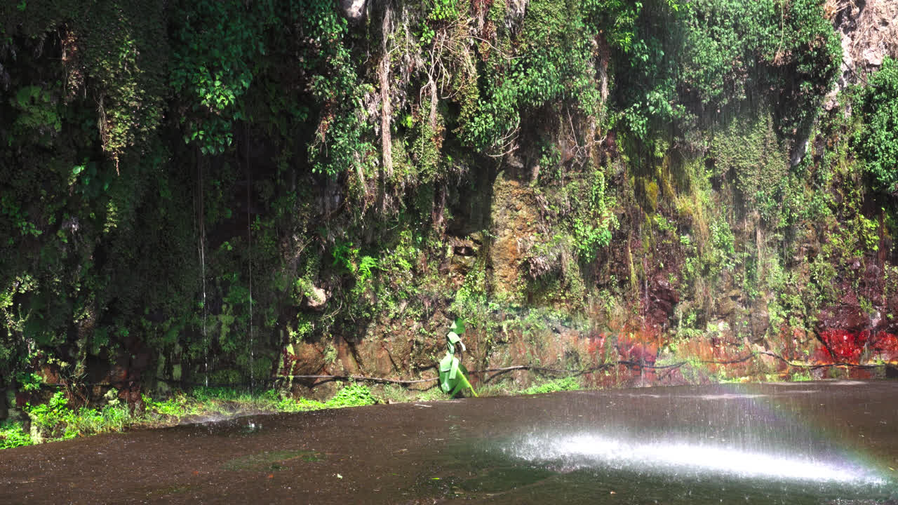 무지개를 형성하는 도로에 떨어지는 개울