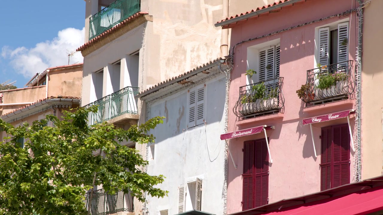 Edifici mediterranei colorati con balconi in una città soleggiata