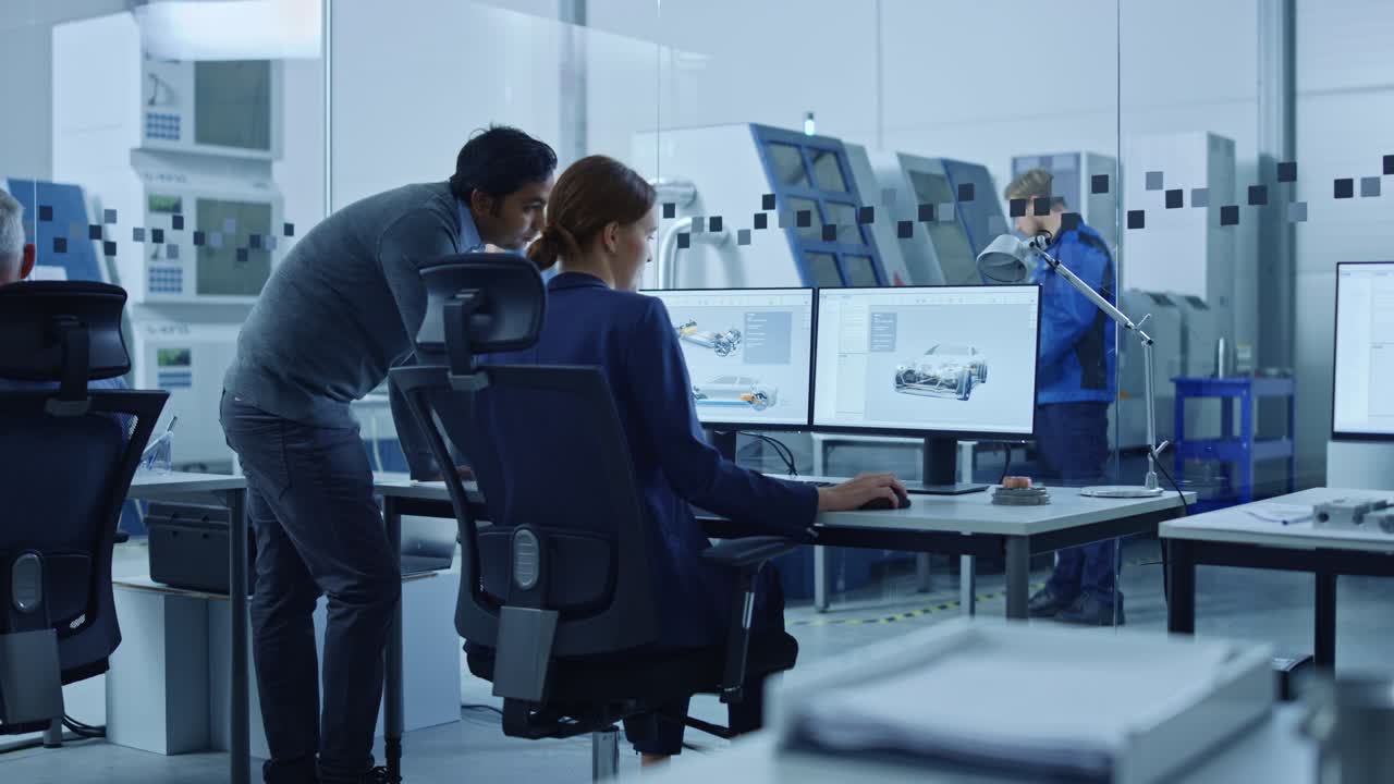 fábrica de diseño automotriz: gerente de proyecto e ingeniero mecánico jefe hablan, apuntan a la pantalla de la computadora que muestra el modelo de automóvil eléctrico 3d en software cad. instalación de alta tecnología con maquinaria automática cnc