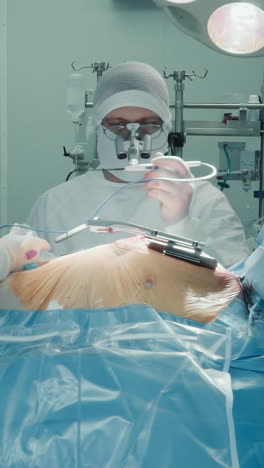asistente da herramienta de bisturí al cirujano en la habitación. equipo de cardiólogos con equipo médico en cirugía de derivación de la arteria coronaria en la clínica de cardio