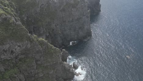 Vista-Aérea-De-Arriba-Hacia-Abajo-De-Los-Acantilados-Rocosos-De-Ponta-Do-Cintrao-De-La-Isla-De-Sao-Miguel,-Azores,-Portugal