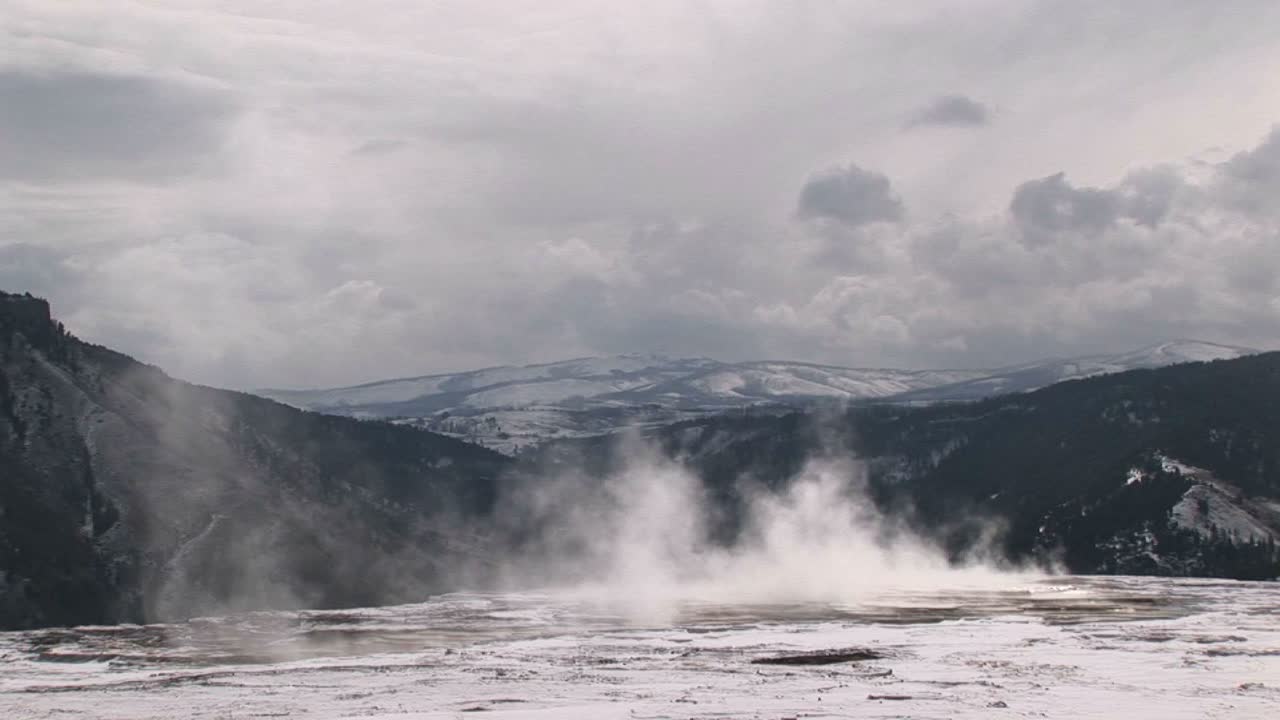 온천수 풀의 증기가 위의 흐린 겨울 하늘과 매끄럽게 어우러집니다.
