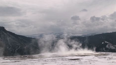 Dampf-Aus-Einem-Thermalbad-Verschmilzt-Nahtlos-Mit-Einem-Bewölkten-Winterhimmel-Darüber