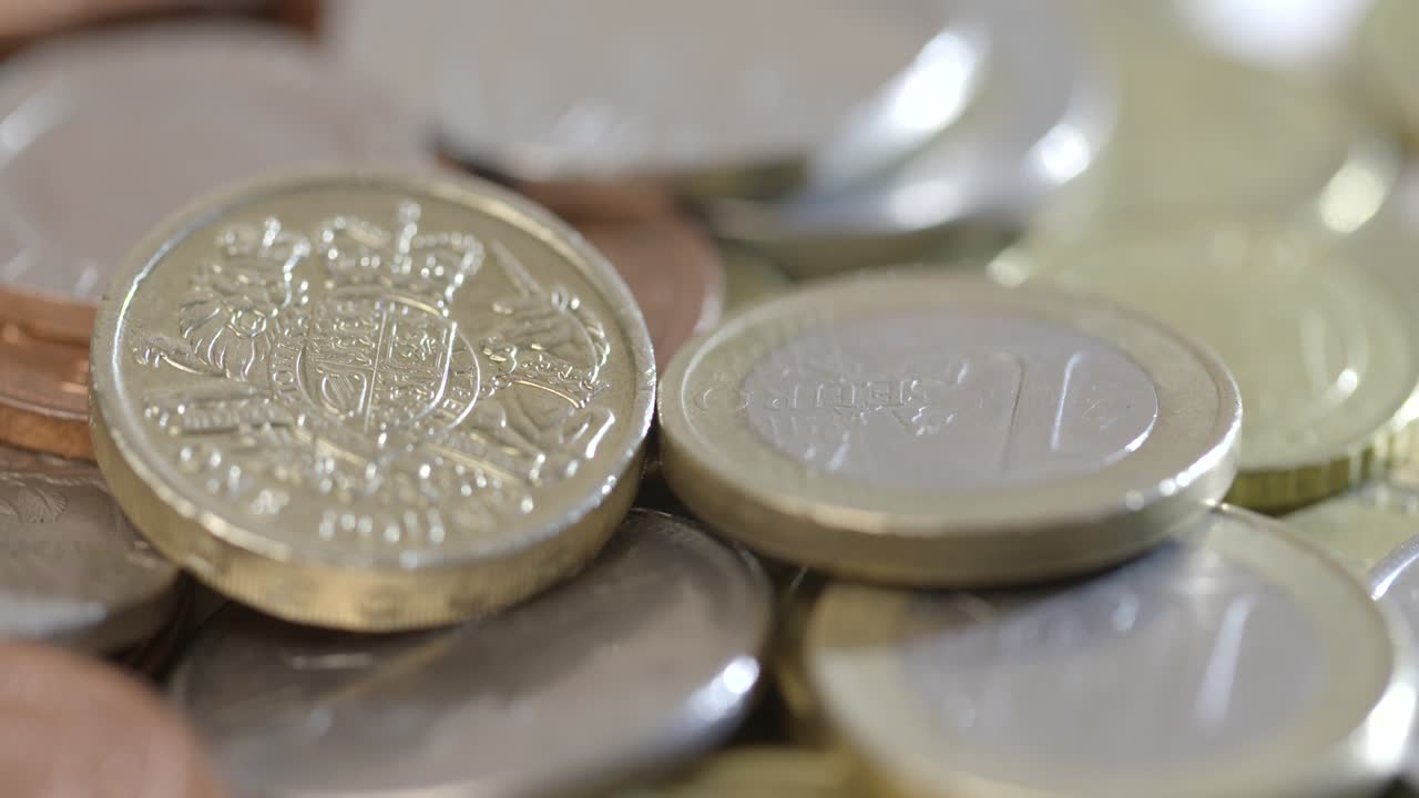 유로와 파운드를 중심으로 회전