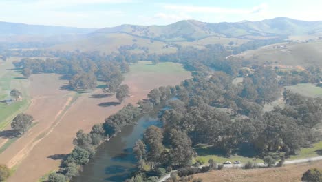 Toma-Aérea-Avanzando-Sobre-El-Valle-De-Goulburn-Con-El-Río-Goulburn-Fluyendo-A-Través-De-él