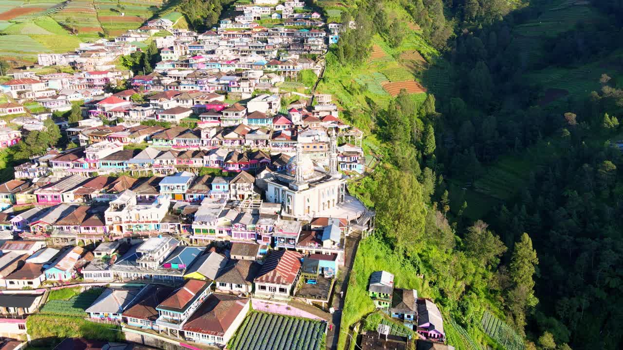 vista aérea de la mezquita construida en el pueblo que se encuentra en la ladera de la montaña