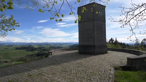 Monumento-Al-Soldado-En-La-Montaña-Lueg-Durante-Un-Día-Soleado-Con-Cielo-Azul-En-Emmenthal,-Suiza