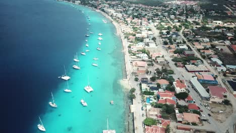 Aerial-view-of-the-coast-and-boats-of-the-capital-of-Bonaire,-Kralendijk,-in-the-Dutch-Caribbean