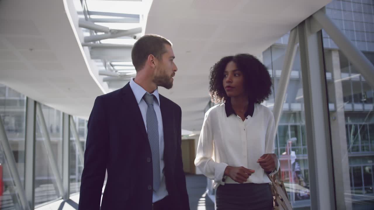 uomini d'affari che interagiscono tra loro nel corridoio dell'ufficio 4k