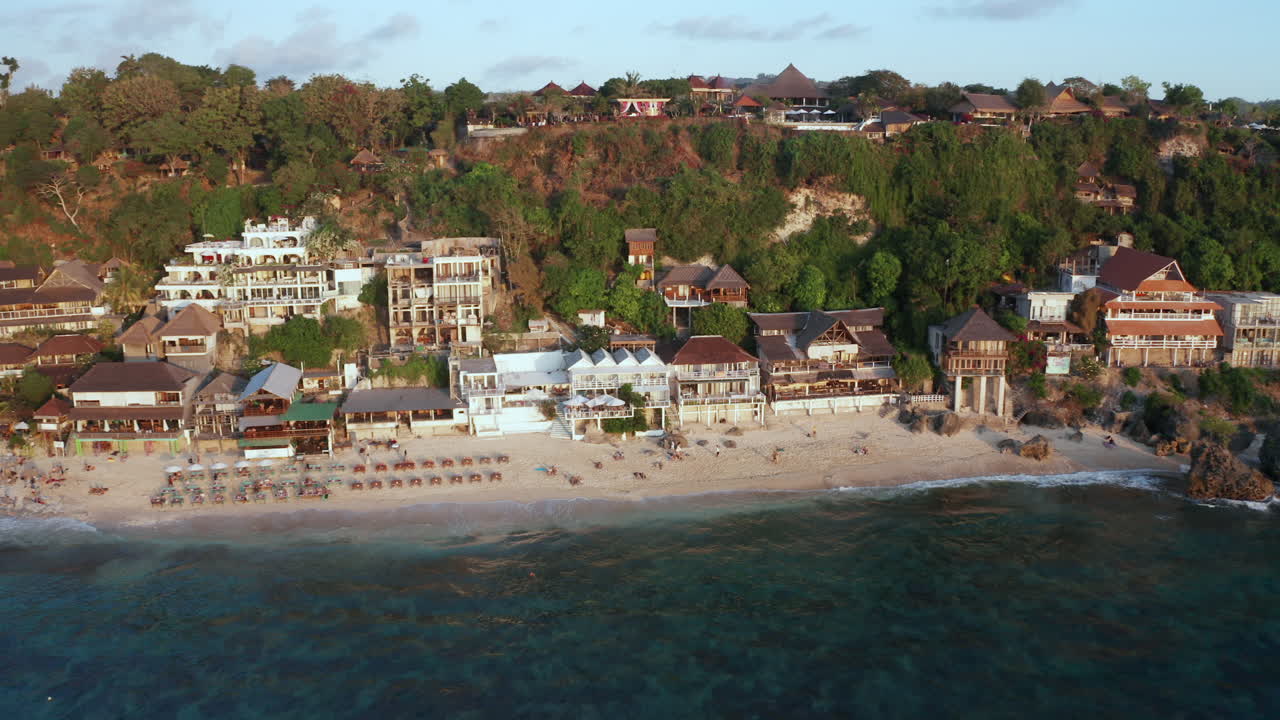 Drone cinematografico a bassa quota che avanza verso Bingin Beach a Bali, Indonesia, incredibile Oceano Indiano con grandi onde, paradiso da sogno per i surfisti