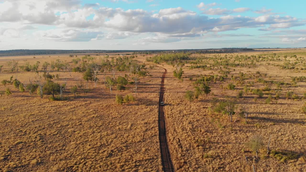 Emerald, Queensland, Avustralya'da toprak yolda Landcruiser