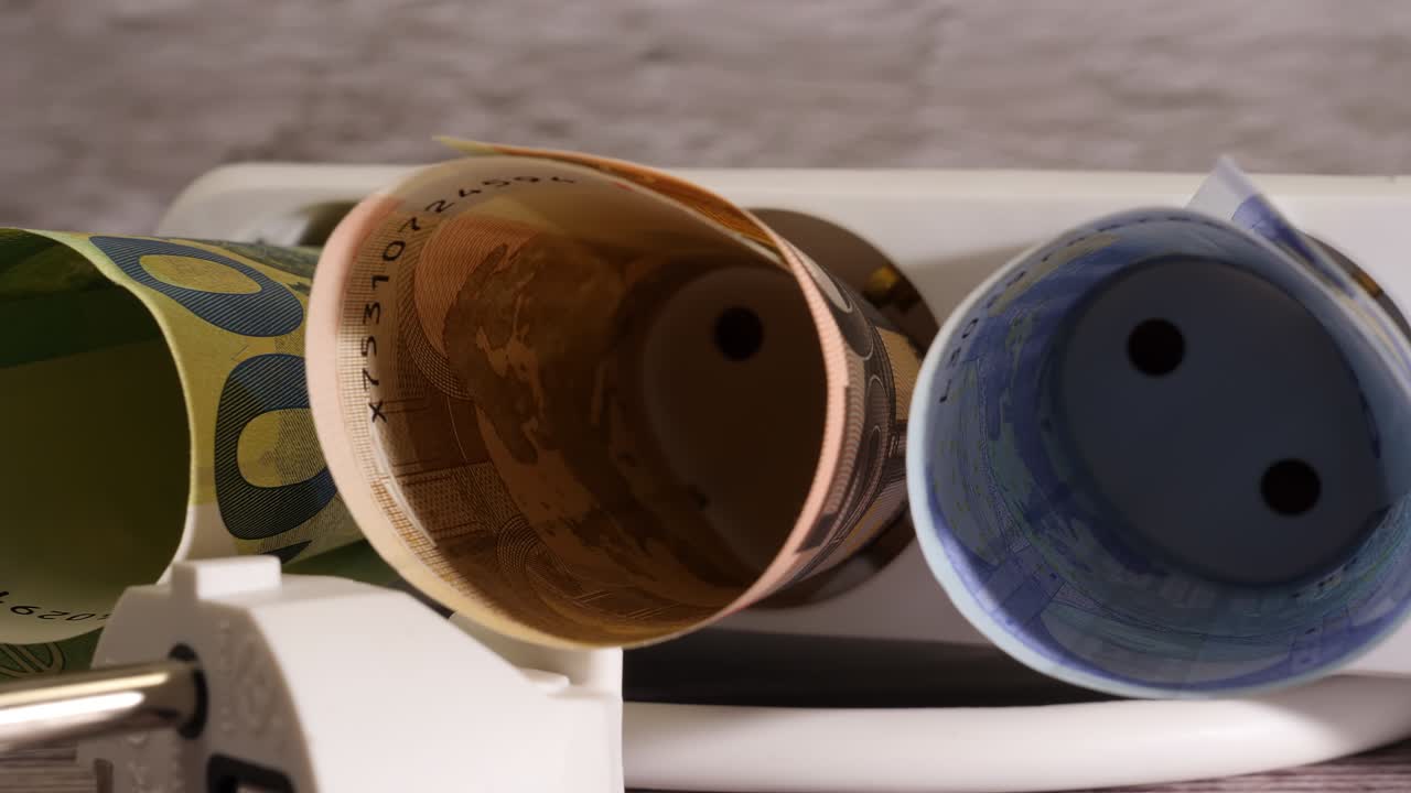 un primer plano de euros y un concepto de precios de la electricidad altos.