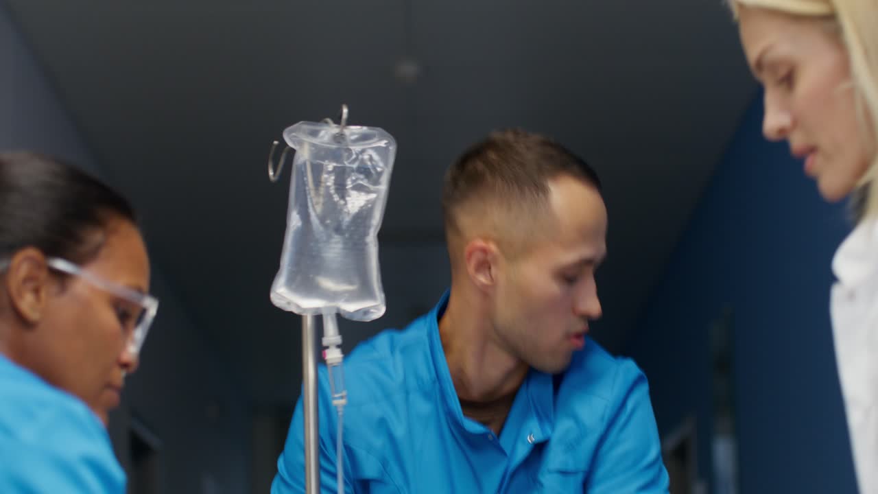 equipo médico en un pasillo del hospital