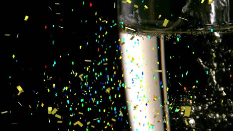 animación de confeti multicolor cayendo contra la flauta de champán