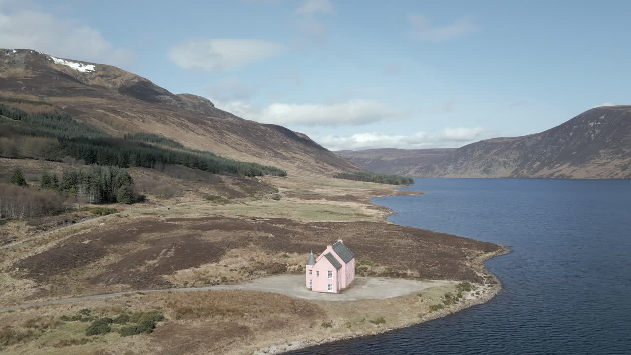 ⁇ 은 봄 날 에 스코틀랜드 고원 에 있는 로크 글래스 해안 에 있는 유명한 분홍색 집 의 공중 전망