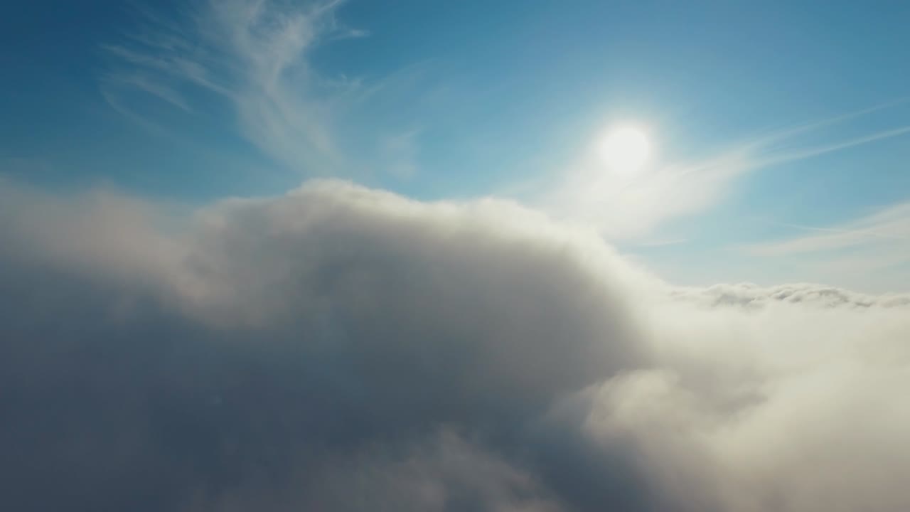 구름을 고 태양으로 날아갑니다.