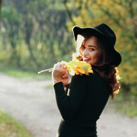 belleza romántica chica al aire libre disfrutando de la naturaleza
