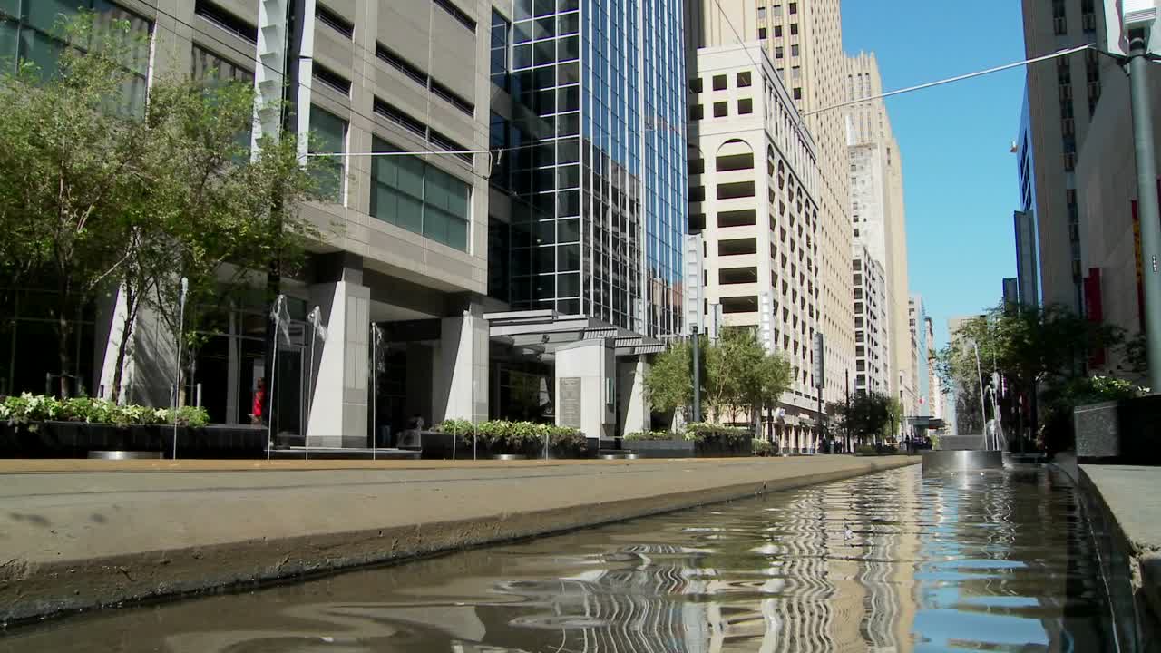 급행 열차는 춤추는 분수 2와 함께 휴스턴 시내를 빠르게 이동합니다.