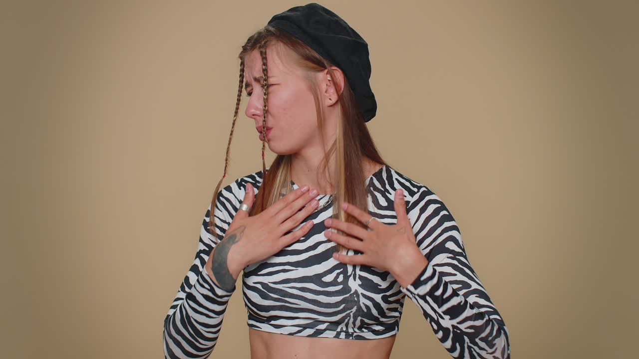 혼란스럽고, 화가 나고, 불쾌한 젊은 여성이 스스로를 손가락으로 가리키고, 거부, 거절, 정지 표지판