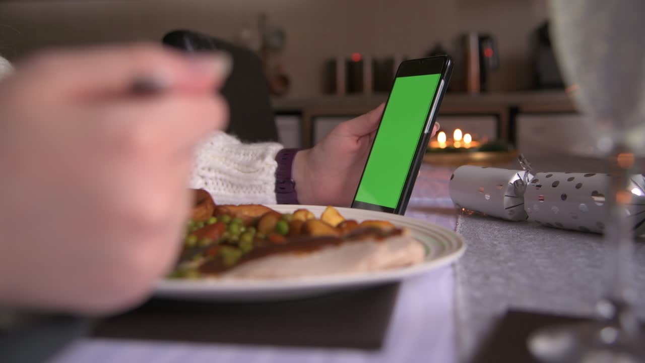 llamadas de video a la familia durante la cena de navidad