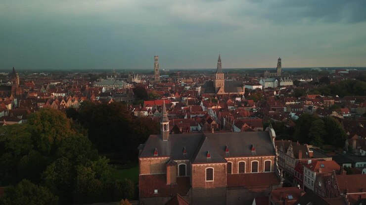 Vista aerea del paesaggio urbano storico di Bruges al tramonto